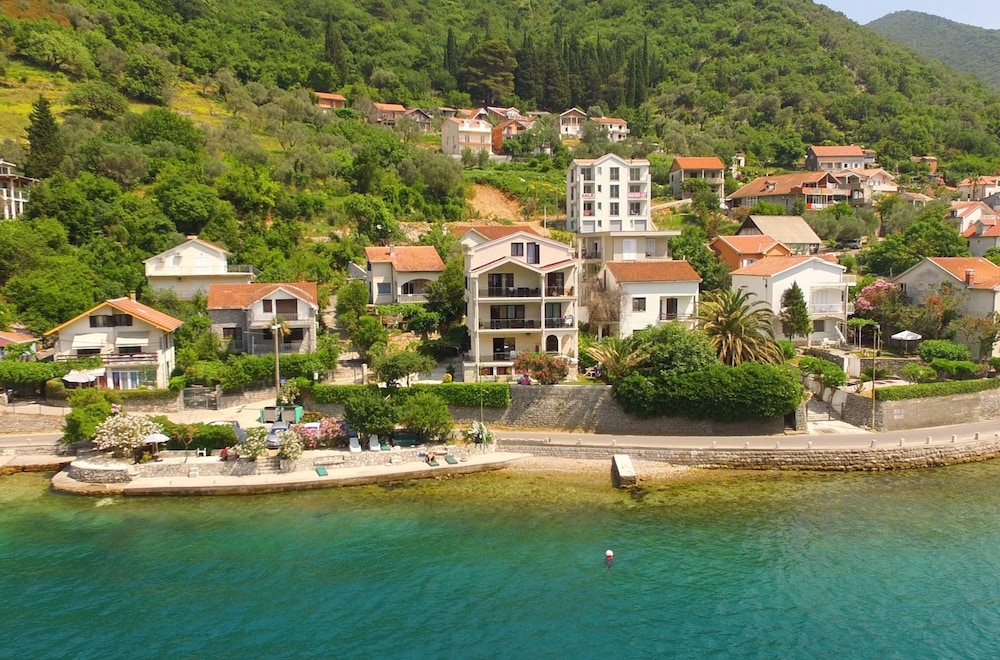 MaXhit Apartments image
