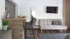 Leilighet, balkong (1 Bedroom, 3 adults) | Skrivebord, strykejern/-brett, wi-fi (inkludert) og sengetøy