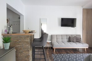 Căn hộ, ban công (1 Bedroom, 3 adults) | Bàn, bàn ủi/dụng cụ ủi quần áo, truy cập Internet không dây miễn phí 