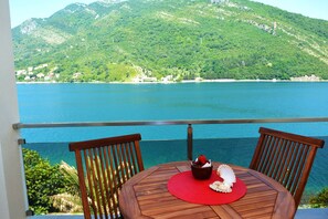 Apartamento conforto, sacada, vista para o mar (1 Bedroom) | Opções para refeição ao ar livre