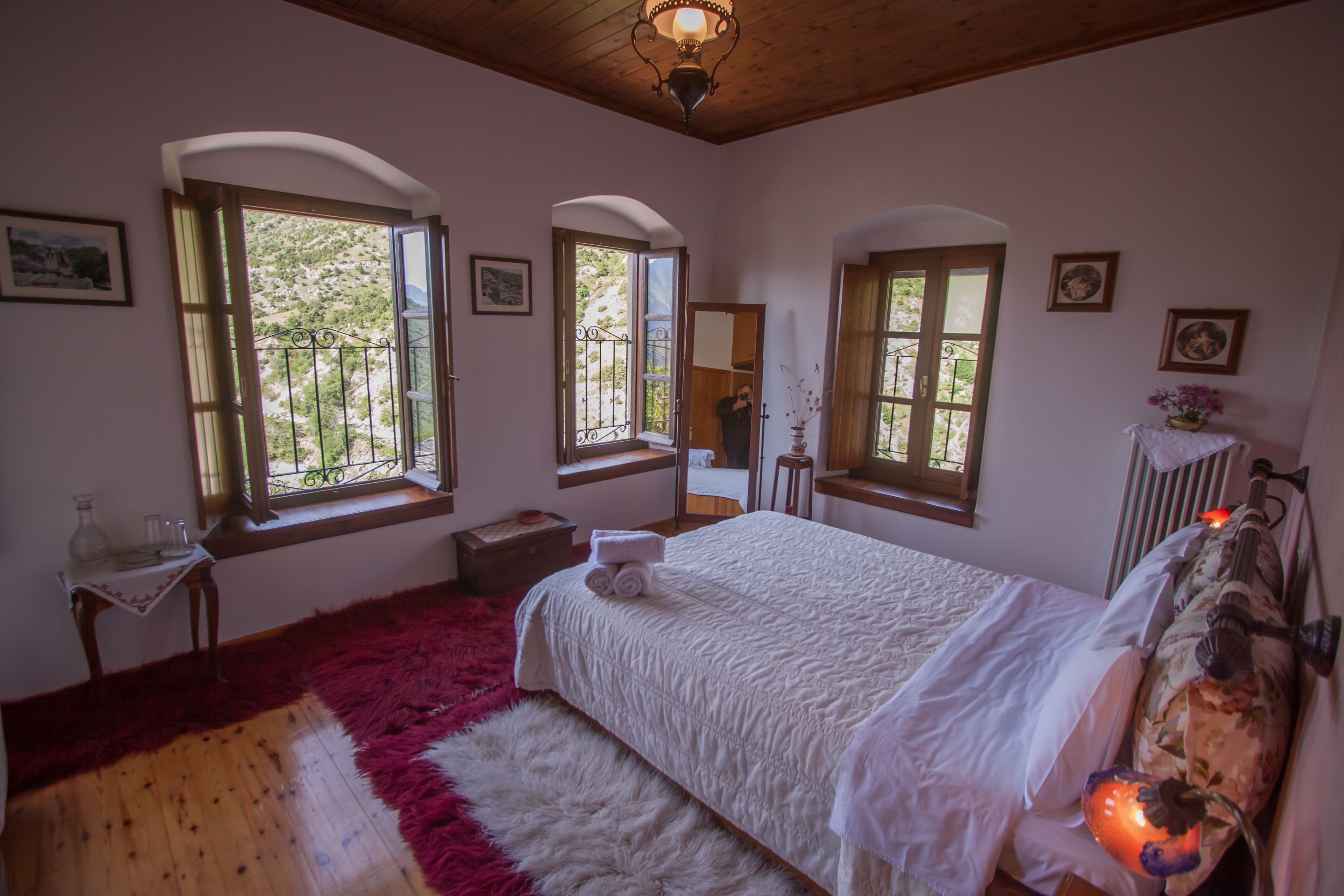 Dobbeltrom – deluxe | Allergitestet sengetøy, senger med overmadrass og individuelt dekorert