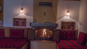 Una habitación acogedora con chimenea, muebles de madera y apliques decorativos.
