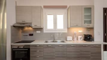 Refrigerador con freezer, microondas, horno, placa de cocina