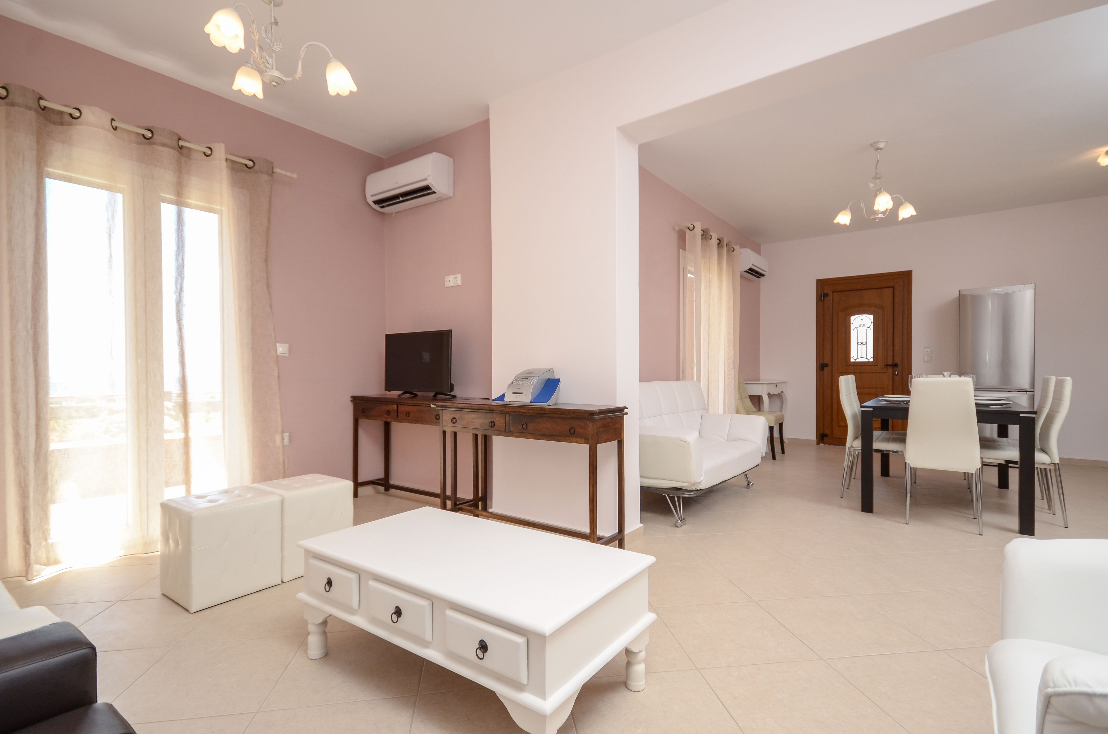 Standaard kamer | Woonkamer | Een 40-inch flatscreentelevisie met kabelzenders en televisie