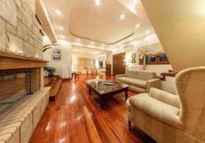 Villa, piscina privata | Soggiorno | TV a schermo piatto, caminetto