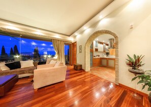 Villa, piscina privata | Area soggiorno | TV a schermo piatto, caminetto