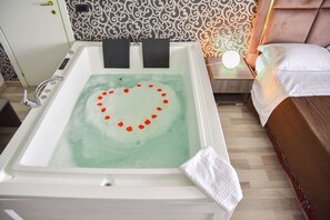Deluxe Double Room, Jetted Tub | Cots/infant beds, free WiFi, bed sheets - Mirosa Bed and Breakfast (Pompei)