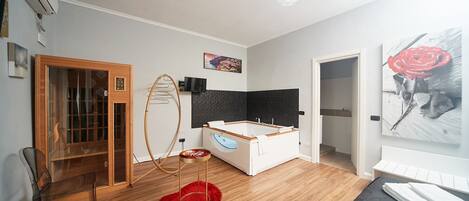 Camera Luxury con Vasca Idromassaggio e Sauna Norvegese | Culle/letti per bambini (a pagamento), Wi-Fi gratuito, lenzuola