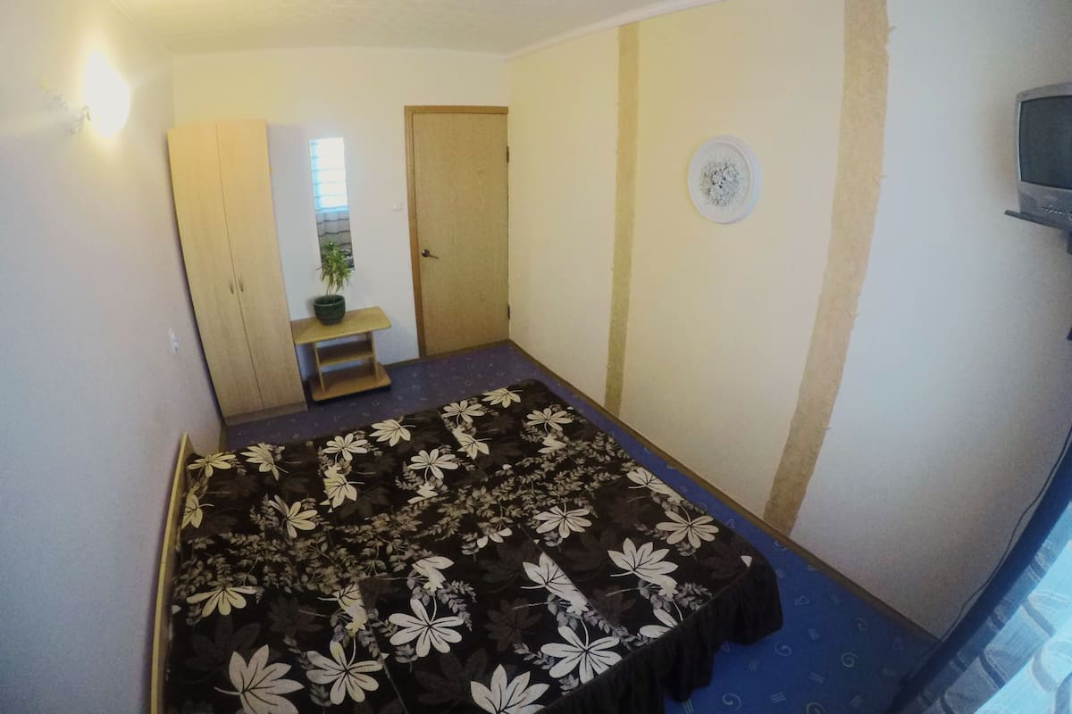 1 bedroom, hypo-allergenic bedding, iron/ironing board, free WiFi