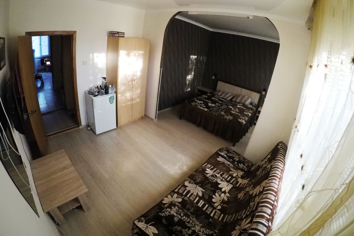 1 bedroom, hypo-allergenic bedding, iron/ironing board, free WiFi