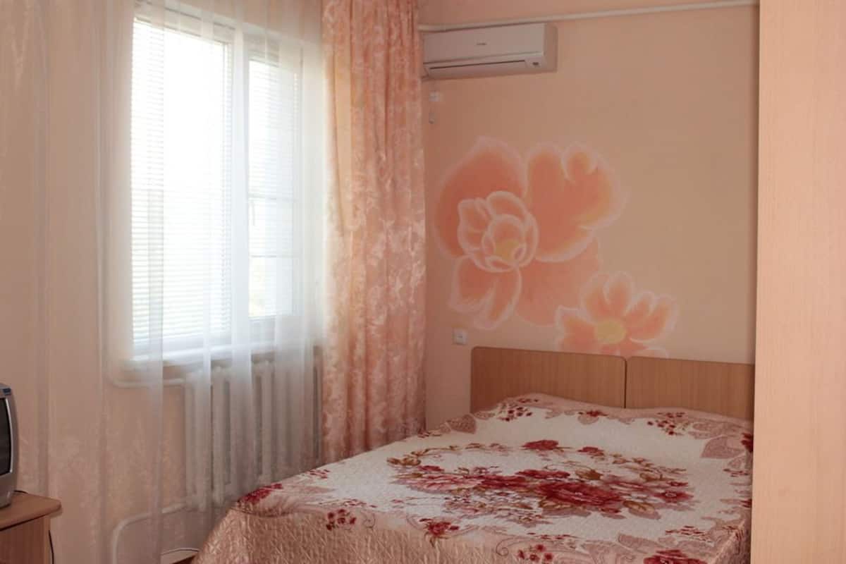 1 bedroom, hypo-allergenic bedding, iron/ironing board, free WiFi