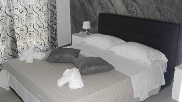 Camera Deluxe, balcone | Biancheria da letto di alta qualità, minibar, una cassaforte in camera