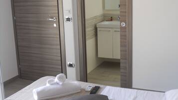 Camera Deluxe, balcone | Biancheria da letto di alta qualità, minibar, una cassaforte in camera