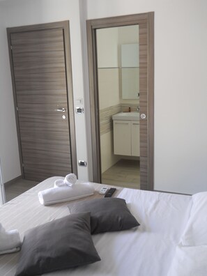 Kamar Deluks, balkon | Seprai premium, minibar, brankas, dan meja kerja