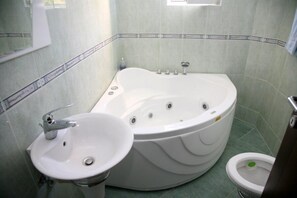 Appartement, 2 chambres, balcon, vue mer (3) | Salle de bain | Baignoire à jets, articles de toilette gratuits, sèche-cheveux