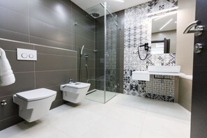 Grand Double or Twin Room (Large Bathroom) | Bathroom | Rainfall showerhead, hair dryer, bathrobes, towels - Hotel U Kostela (Modrice)