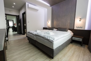 Grand Double or Twin Room | Premium bedding, minibar, in-room safe, desk - Hotel U Kostela (Modrice)