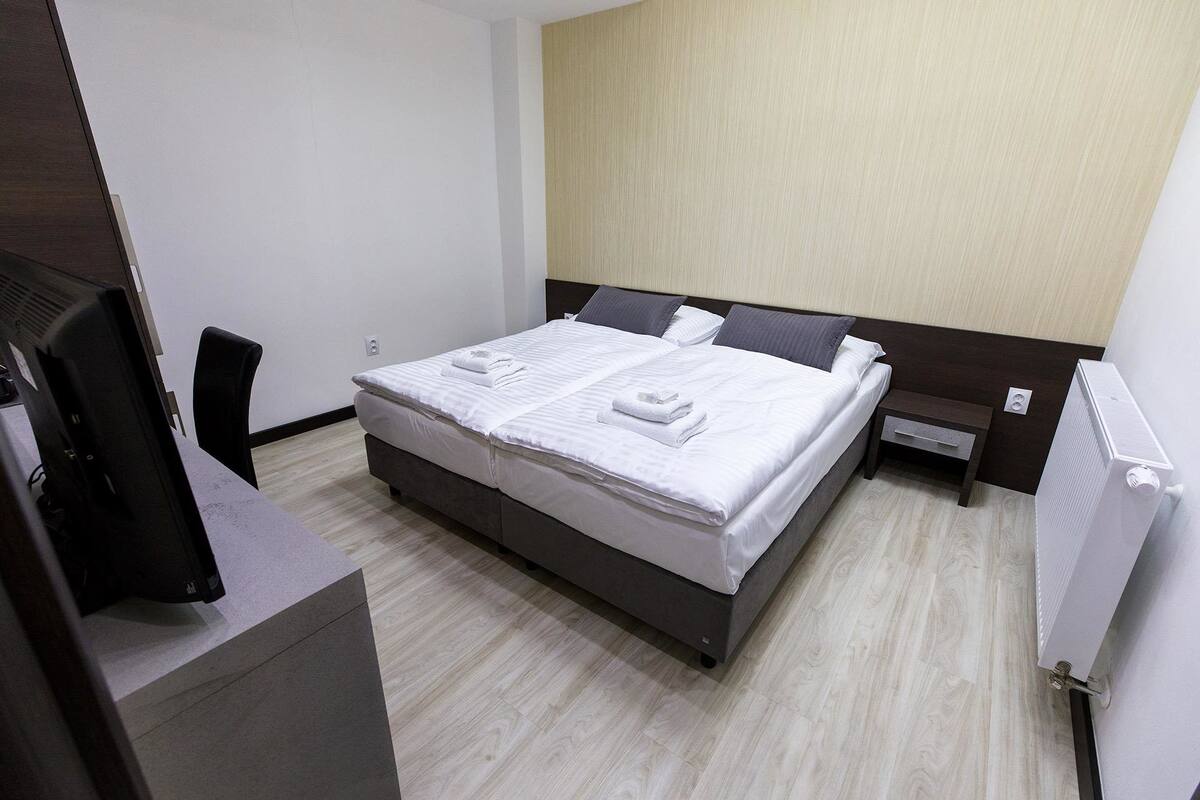 Habitación estándar con 1 cama matrimonial o 2 individuales | Ropa de cama de alta calidad y minibar