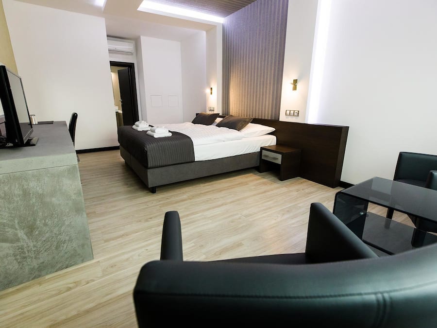 Habitación Grand con 1 cama doble o 2 individuales (Large Bathroom) | Ropa de cama de alta calidad, minibar, caja fuerte y escritorio