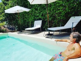 Una piscina al aire libre, camas de piscina gratis