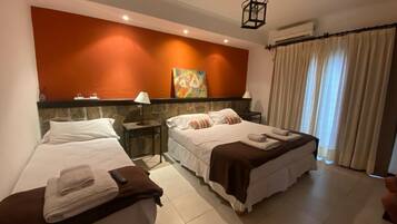 Habitació triple Comfort, vistes a la ciutat, al costat de la piscina