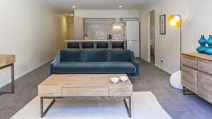 Apartment, 3 Schlafzimmer | Wohnbereich | Flachbildfernseher