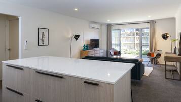 Central City Chic Apartment G04 | Private kitchen | Fridge, microwave, oven, stovetop