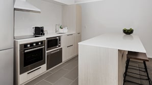 Appartement, 3 chambres | Cuisine privée | Cafetière/bouilloire, réfrigérateur, micro-ondes, four