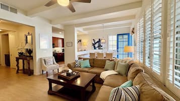 Smart-tv, pejs, dvd-afspiller, bøger