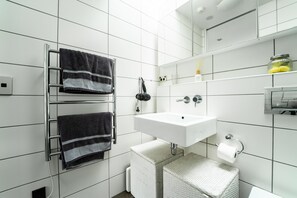NY Style Luxury Penthouse Apartment | Bathroom | Separate bathtub and shower, deep-soaking bathtub, free toiletries - NY Style Luxury Penthouse Apartment (Christchurch)