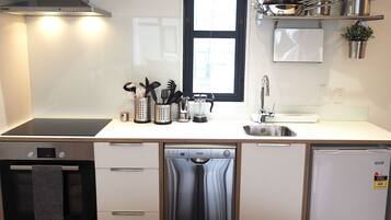 House, 2 Bedrooms | Dapur peribadi | Peti sejuk/penyejuk beku saiz penuh, ketuhar gelombang mikro, ketuhar