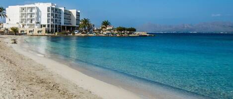 بالقرب من الشاطئ