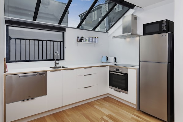 Casa de ciudad, 3 habitaciones | Cocina privada | Refrigerador, microondas, horno y parrilla de estufa
