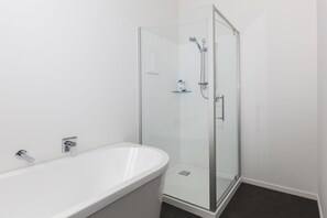 Stadtwohnung, 3 Schlafzimmer | Badezimmer | Badewanne und Dusche (separat), Komfortbadewanne
