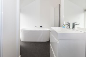 Charming Inner City Holiday Home | Bathroom