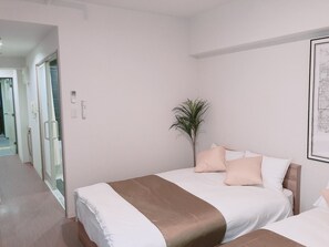 Een bureau, verduisterende gordijnen, gratis wifi, beddengoed