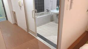 Badewanne und Dusche (separat), kostenlose Toilettenartikel