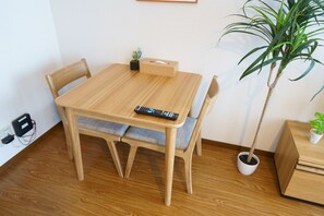 Schreibtisch, Verdunkelungsvorhänge, kostenloses WLAN, Bettwäsche