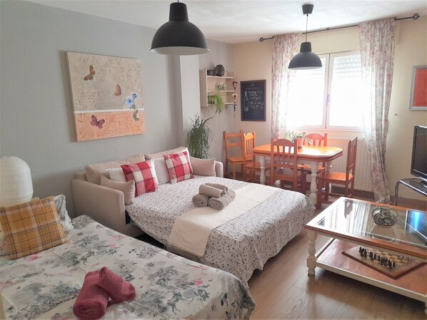 2 Schlafzimmer, Schreibtisch, Bügeleisen/Bügelbrett, WLAN