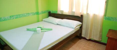 Camera doppia | Una scrivania, ferro/asse da stiro, Wi-Fi gratuito, lenzuola