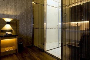 Shower, rainfall showerhead, hair dryer, towels - Yu Chun Hotel (Taichung)