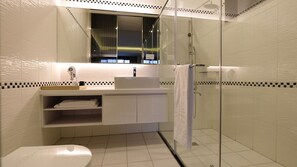 Standard Double Room, 1 King Bed | Bathroom | Shower, rainfall showerhead, hair dryer, towels