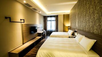 Deluxe vierpersoonskamer | Een bureau, verduisterende gordijnen, geluiddichte muren, gratis wifi