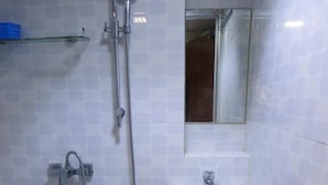 Shower, free toiletries, hair dryer, slippers - Wing On Hotel (Kowloon)