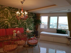 Nhà có thiết kế đặc sắc, 2 phòng ngủ, không hút thuốc, quang cảnh biển | Khu phòng khách | TV màn hình phẳng 42-inch có truyền hình cáp, TV, sàn nhà có sưởi 