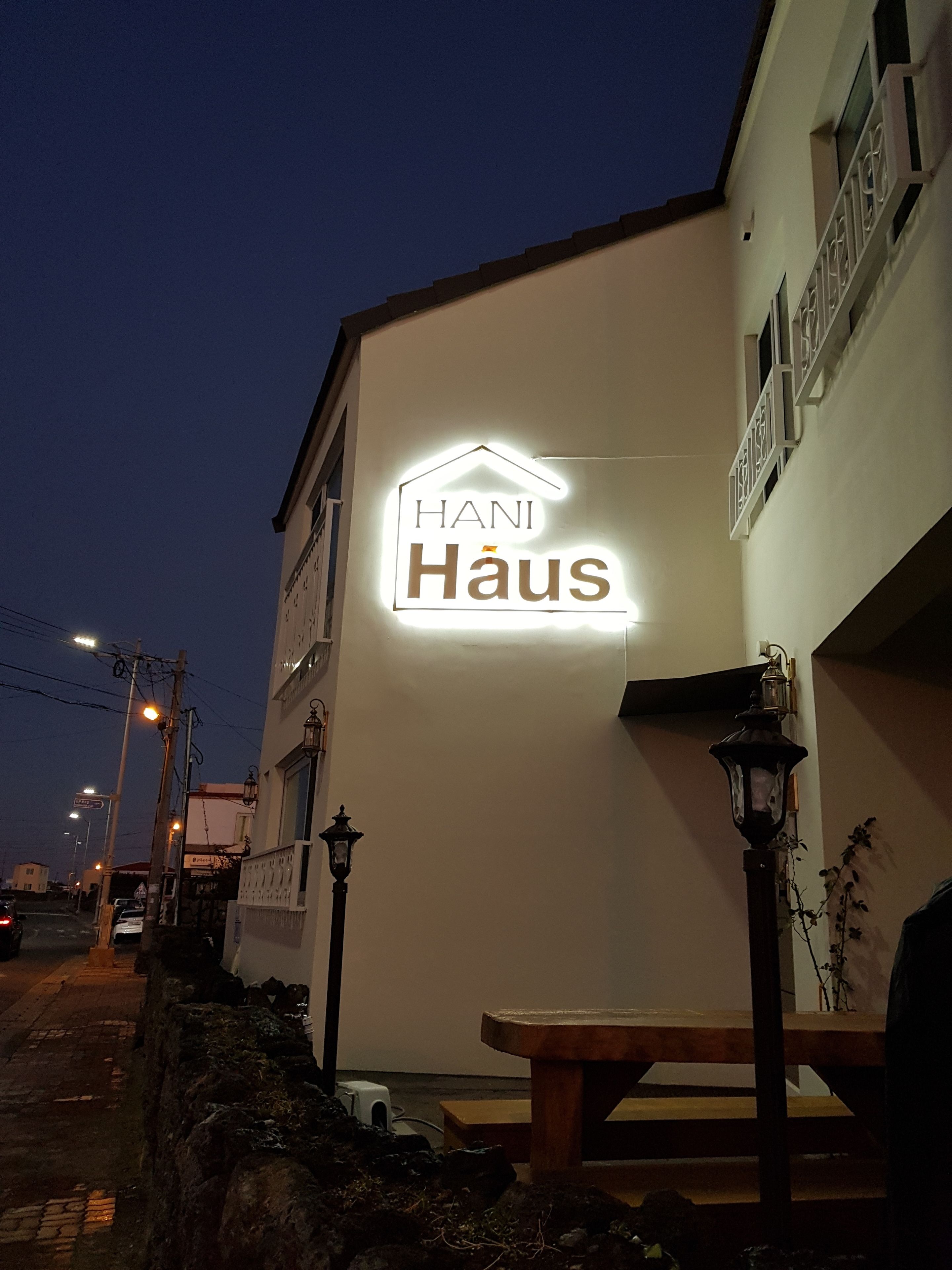 住宿正面 (夜晚)