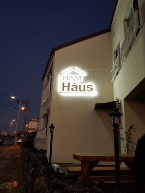 Bagian depan properti - sore/malam