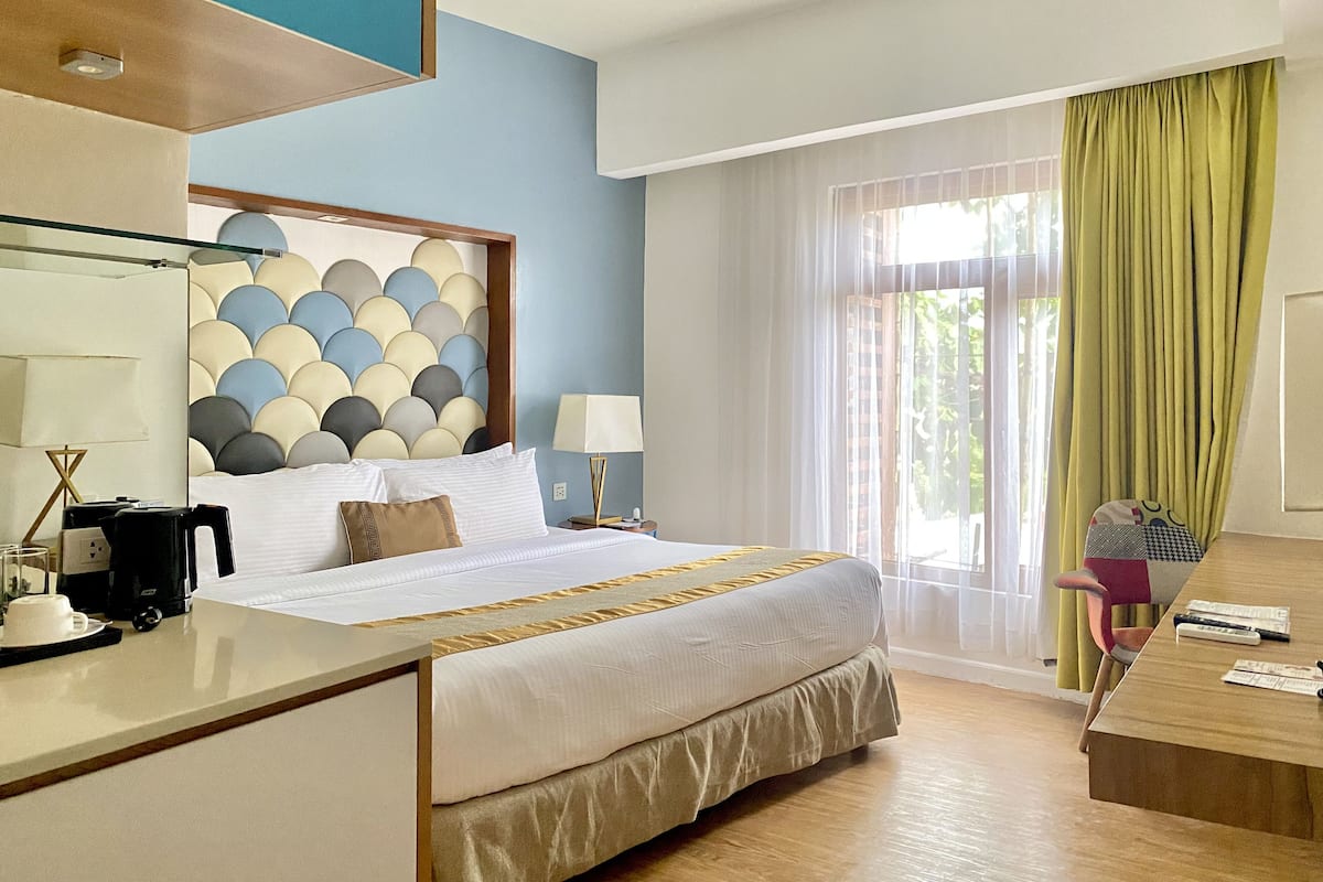 Minibar, in-room safe, desk, laptop workspace