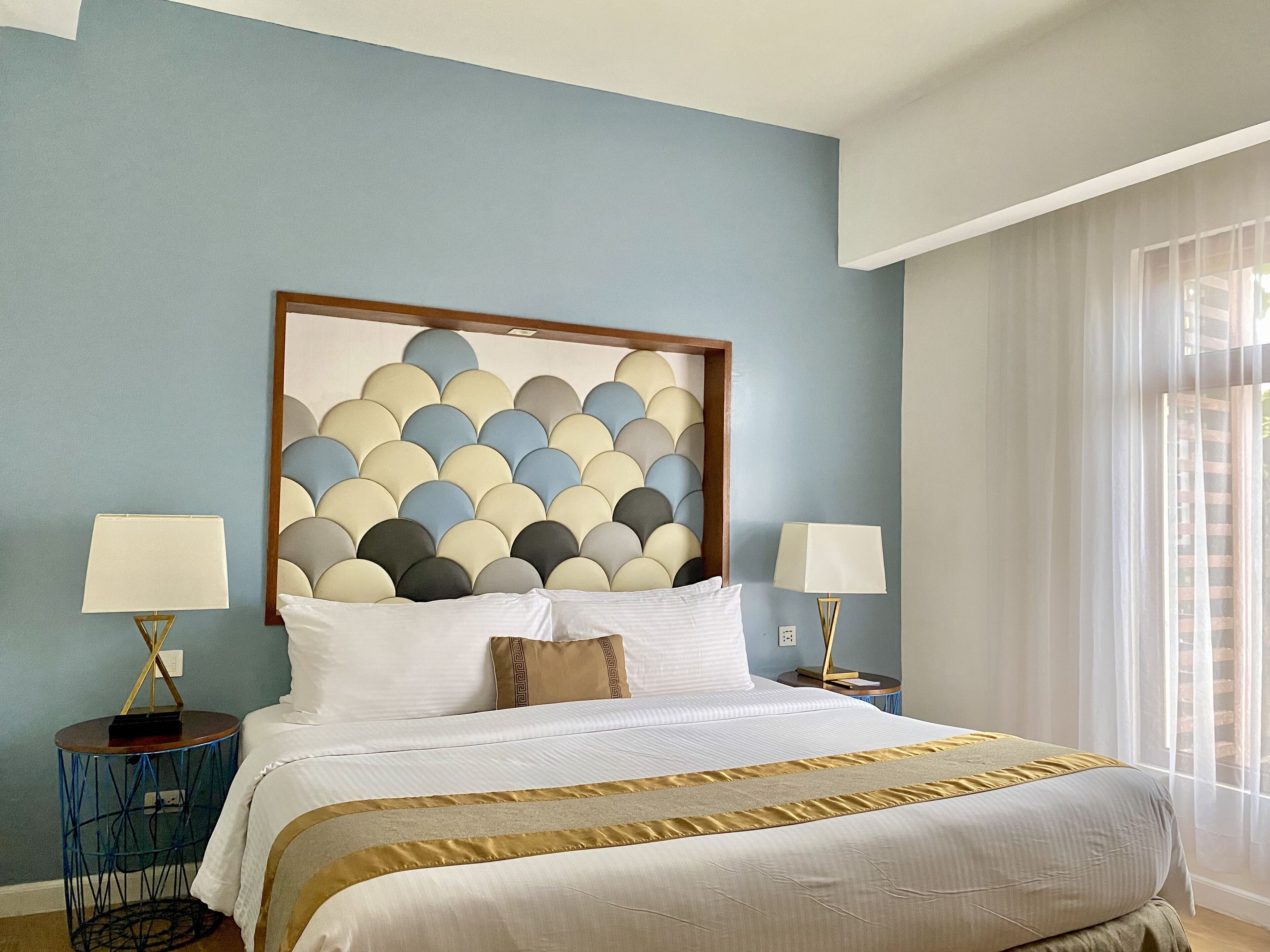 Minibar, värdeförvaringsskåp på rummet och skrivbord