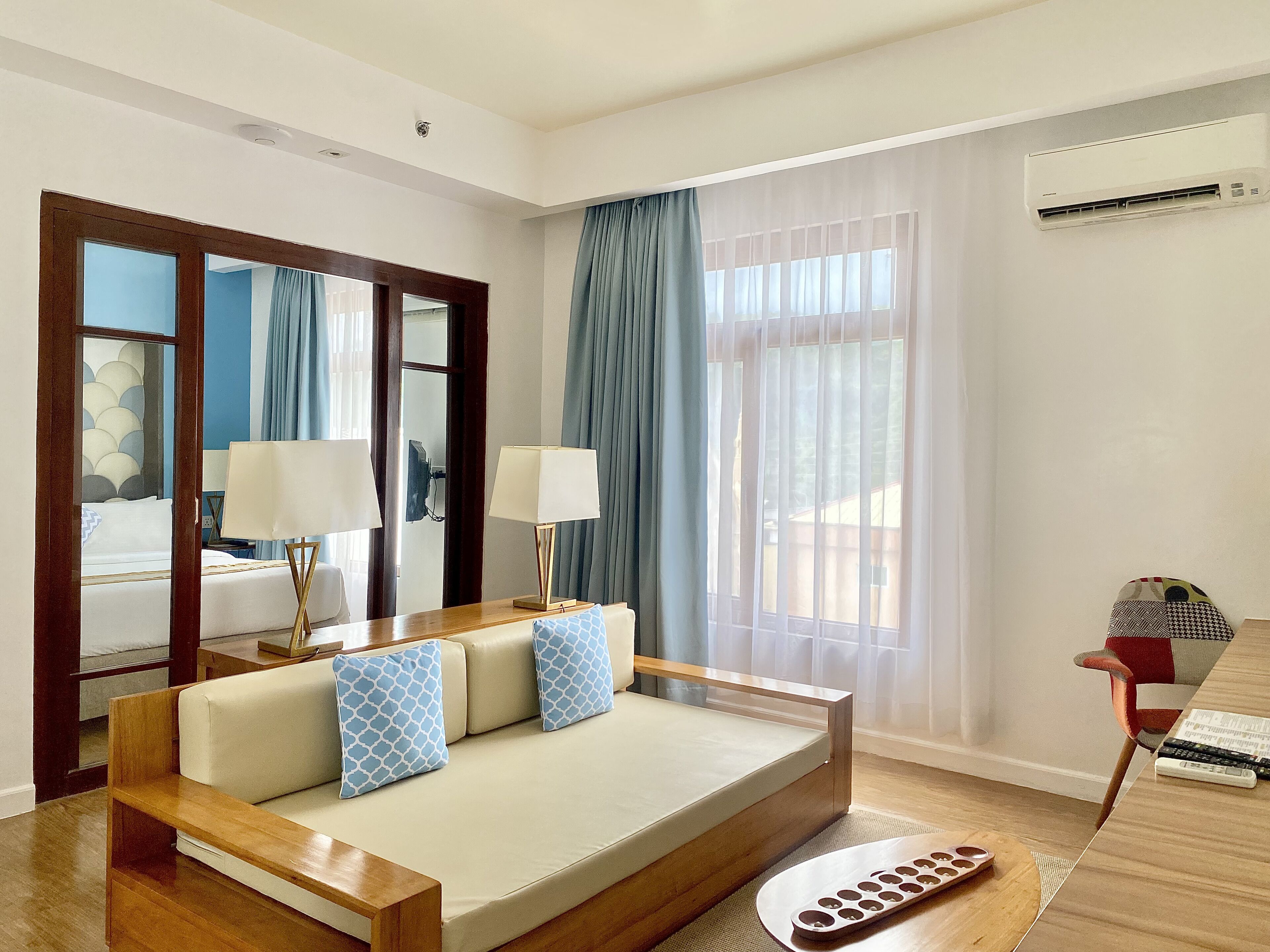 Svit - hörn | Minibar, värdeförvaringsskåp på rummet och skrivbord